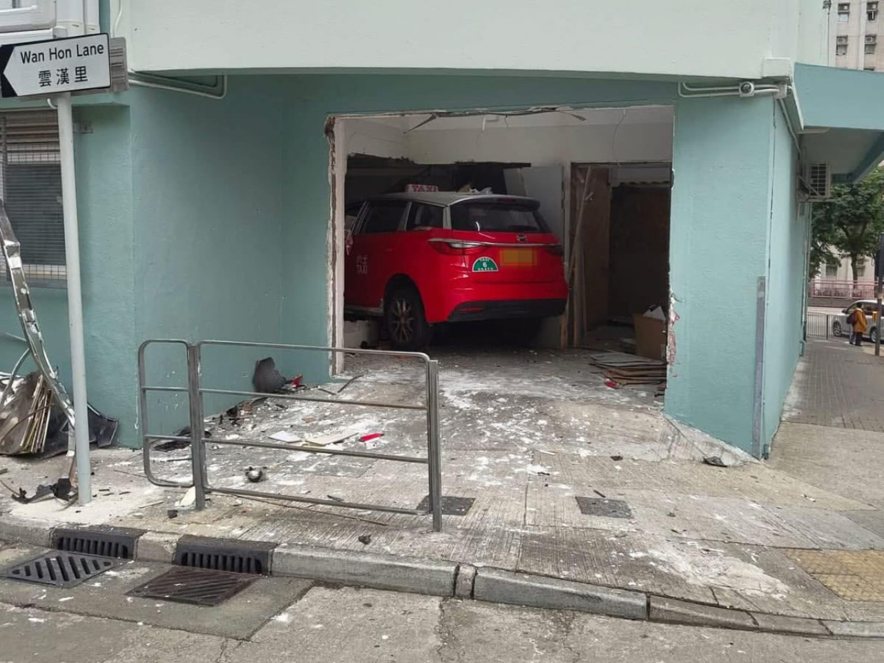 懷疑失控的士撞毀行人路欄杆後，再撞入地利亞修女紀念學校門口位置。（網上圖片）