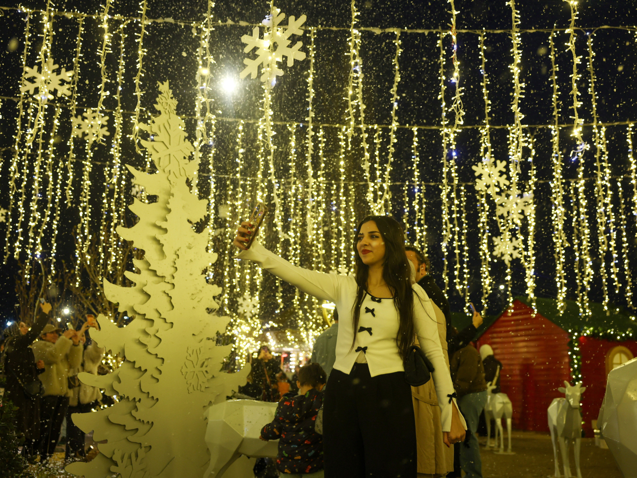 伊斯坦布爾有民眾與聖誕裝飾合照。（路透社資料圖片）