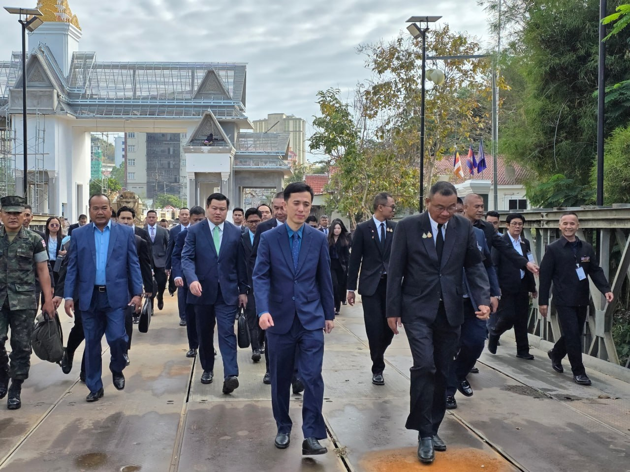 兩國官員在邊境舉行第二日會議。（央視新聞圖片）