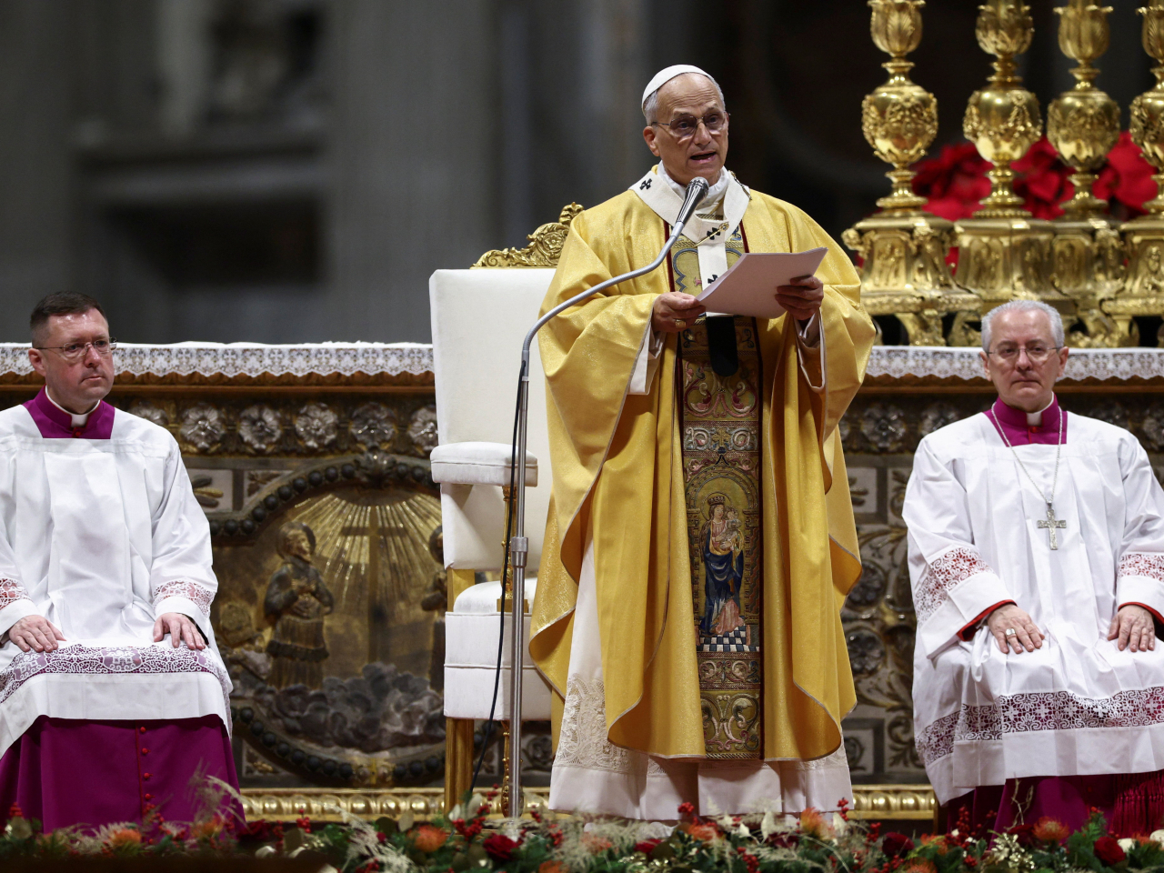 良十四世當地星期三晚在梵蒂岡聖伯多祿大教堂主持平安夜子夜彌撒。（路透社）