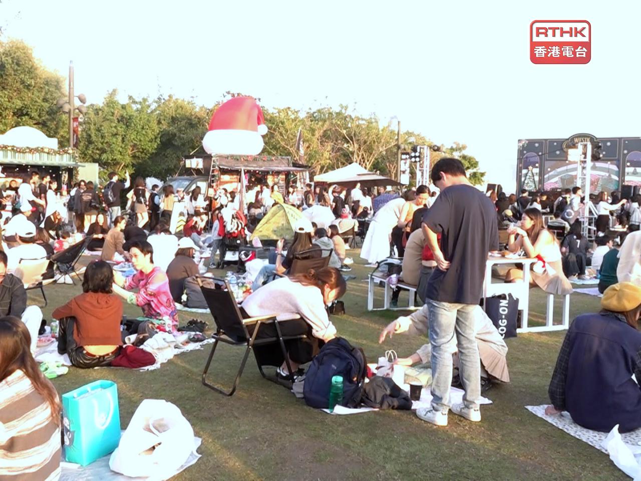 西九文化區聖誕小鎮人流眾多，需實施單向人流管理措施。（港台圖片）