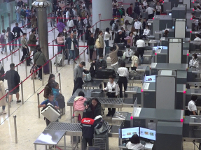 入境處表示，截至下午4時，共有近80萬5千人次經各管制站出入境。（郭志強攝）