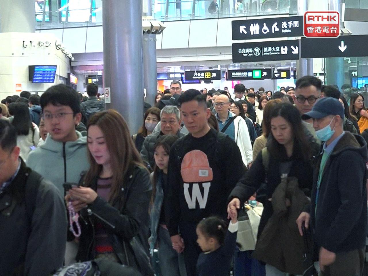 入境處表示，截至晚上9時，共有109萬8千多人次經各管制站出入境。（郭志強攝）