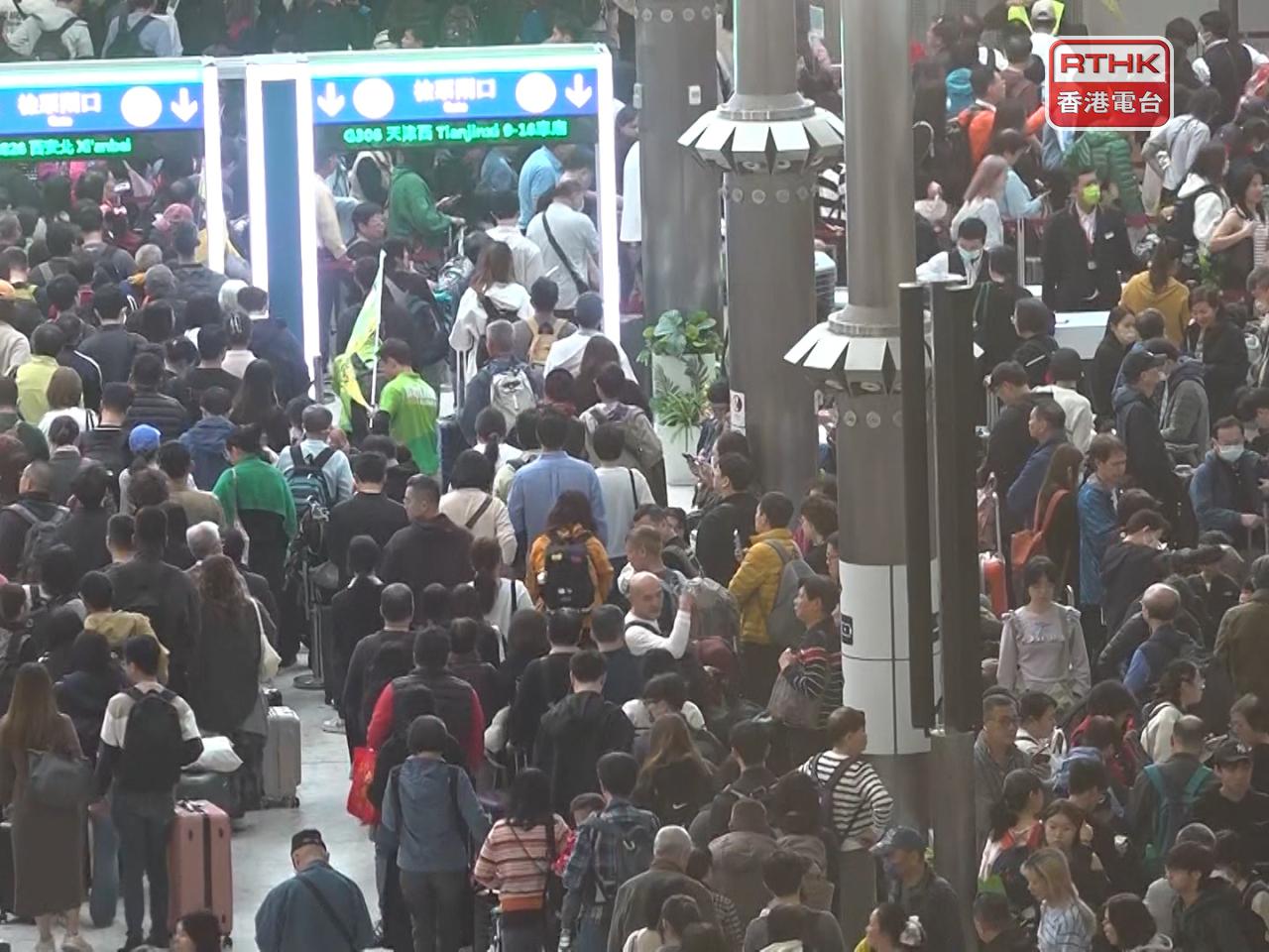 根據入境處數字，昨日共有超過125萬2千人次經各管制站出入境。（港台圖片）