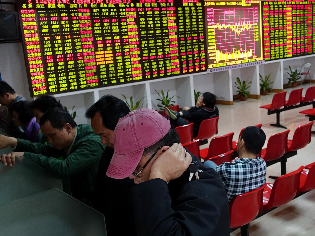 上證綜合指數中午收市報3952點，跌7點；深證成份指數升0.17%。（新華社資料圖片）