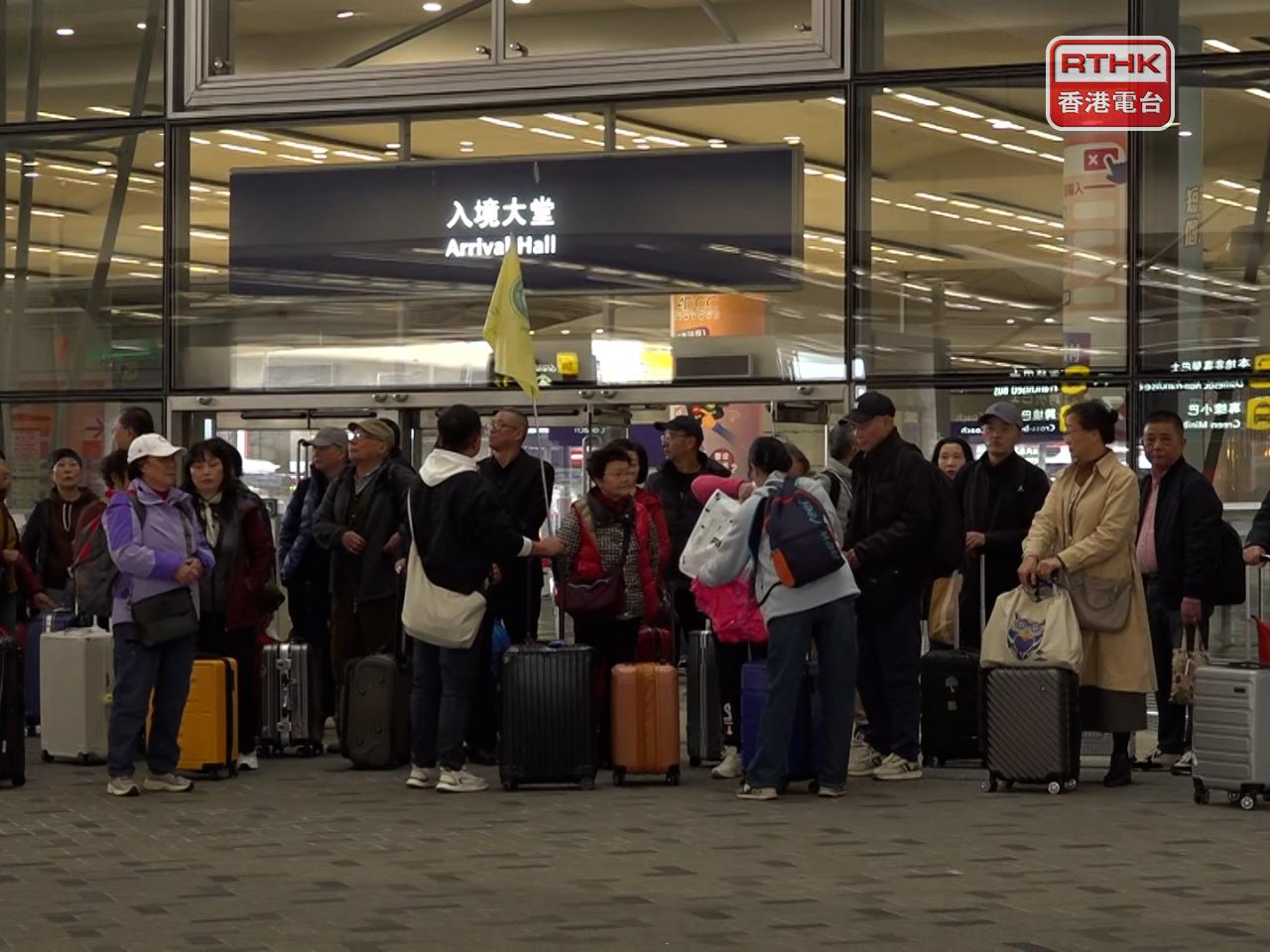 截至今早10時，共有超過19萬5千人次經各管制站出入境。（陳裕行攝）