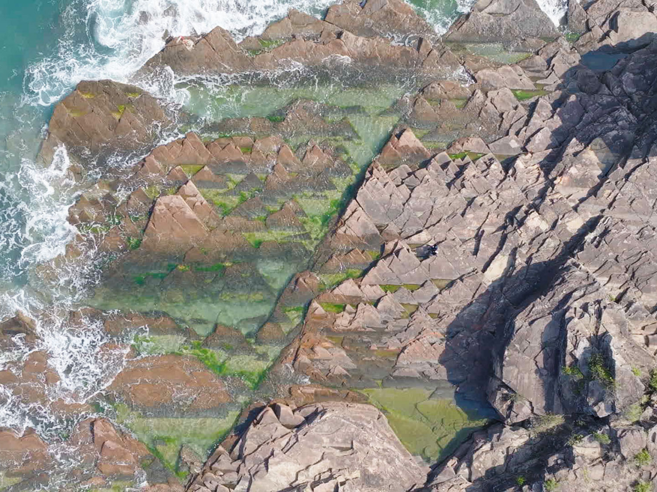 香港大鵬灣範圍內設有東平洲海岸公園等，市民可近距離欣賞海灣內豐富多元的生態和地質奇觀。（政府新聞處）