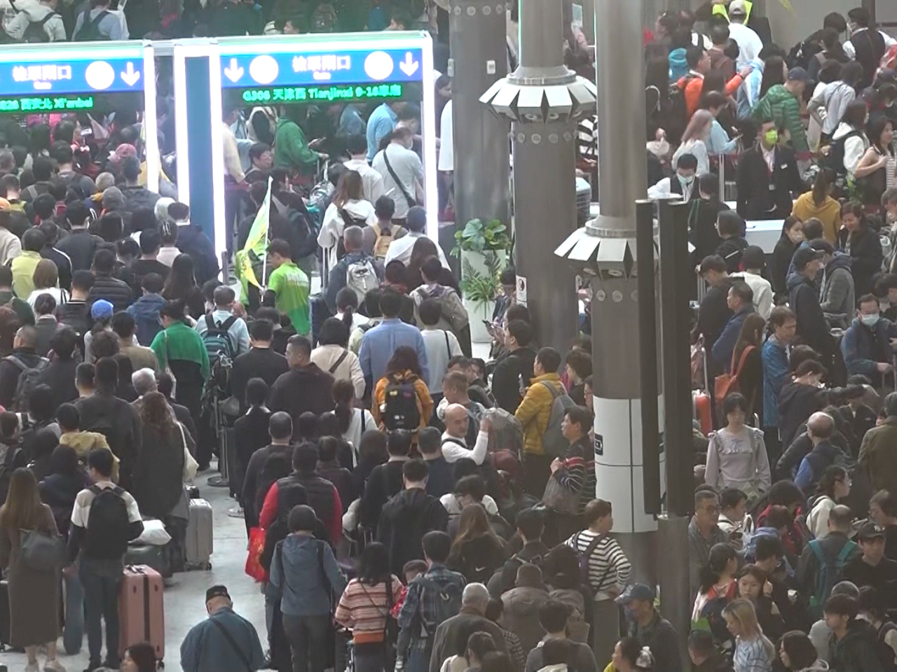 Immigration authorities say there were 795,000 outgoing border crossings on Christmas Day, to 457,000 arrivals. Photo: RTHK