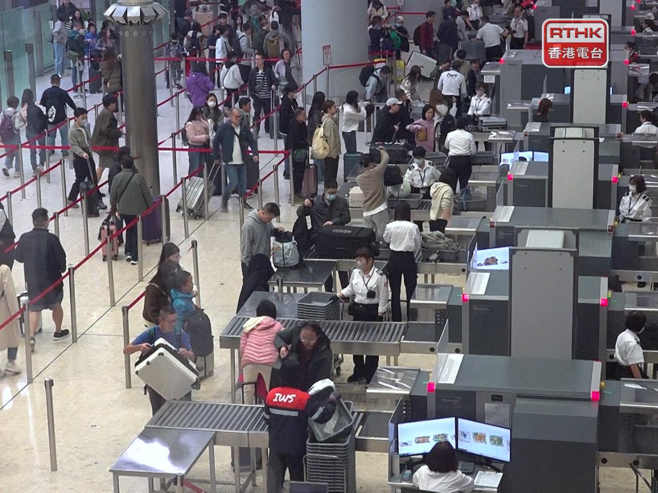 根據入境處數字，截至今日下午4時，共有超過62萬7千人次經各管制站出入境。（港台圖片）