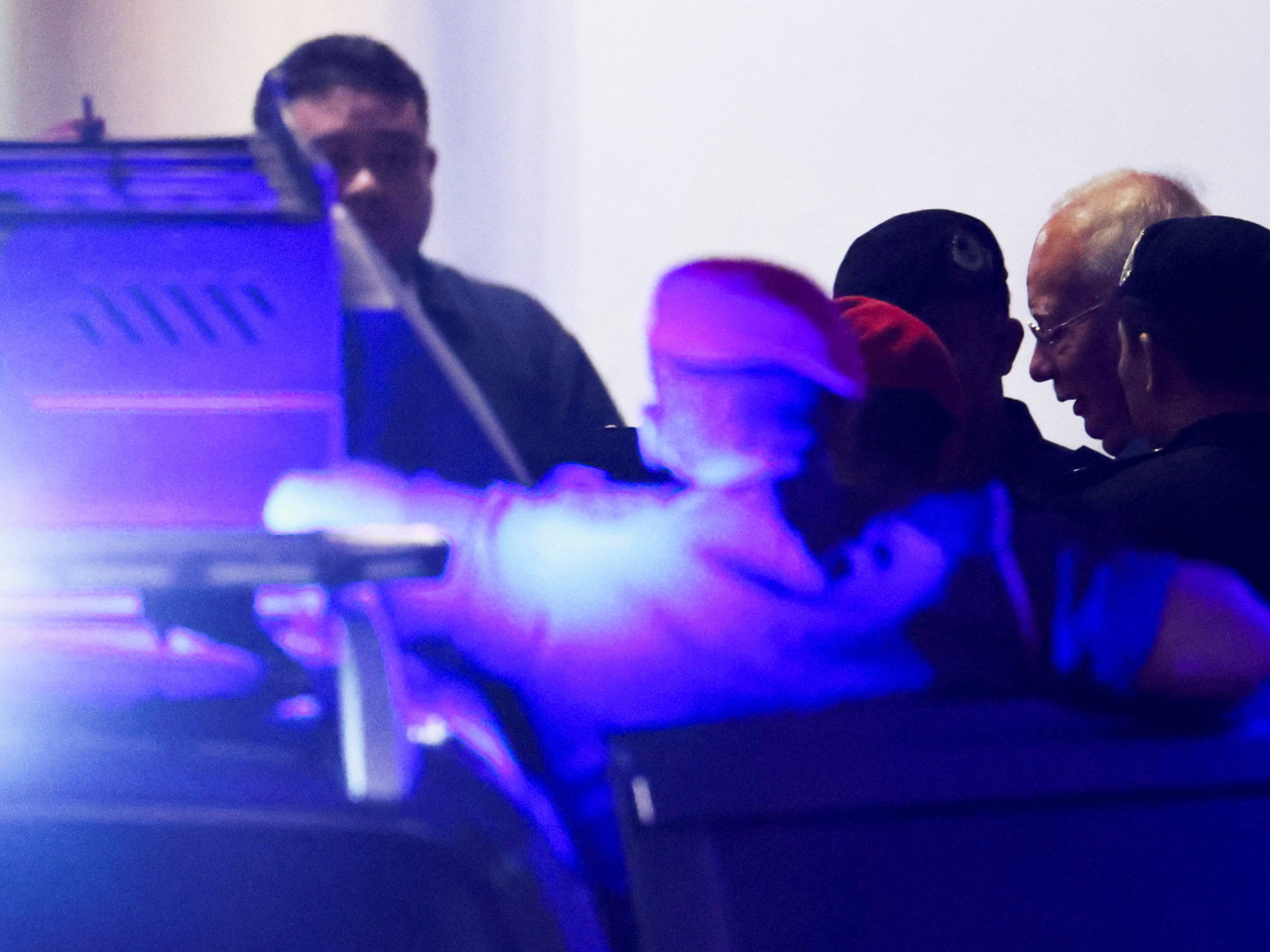 馬來西亞前總理納吉布&middot;拉扎克在獄警的押送下離開司法宮。(路透社)