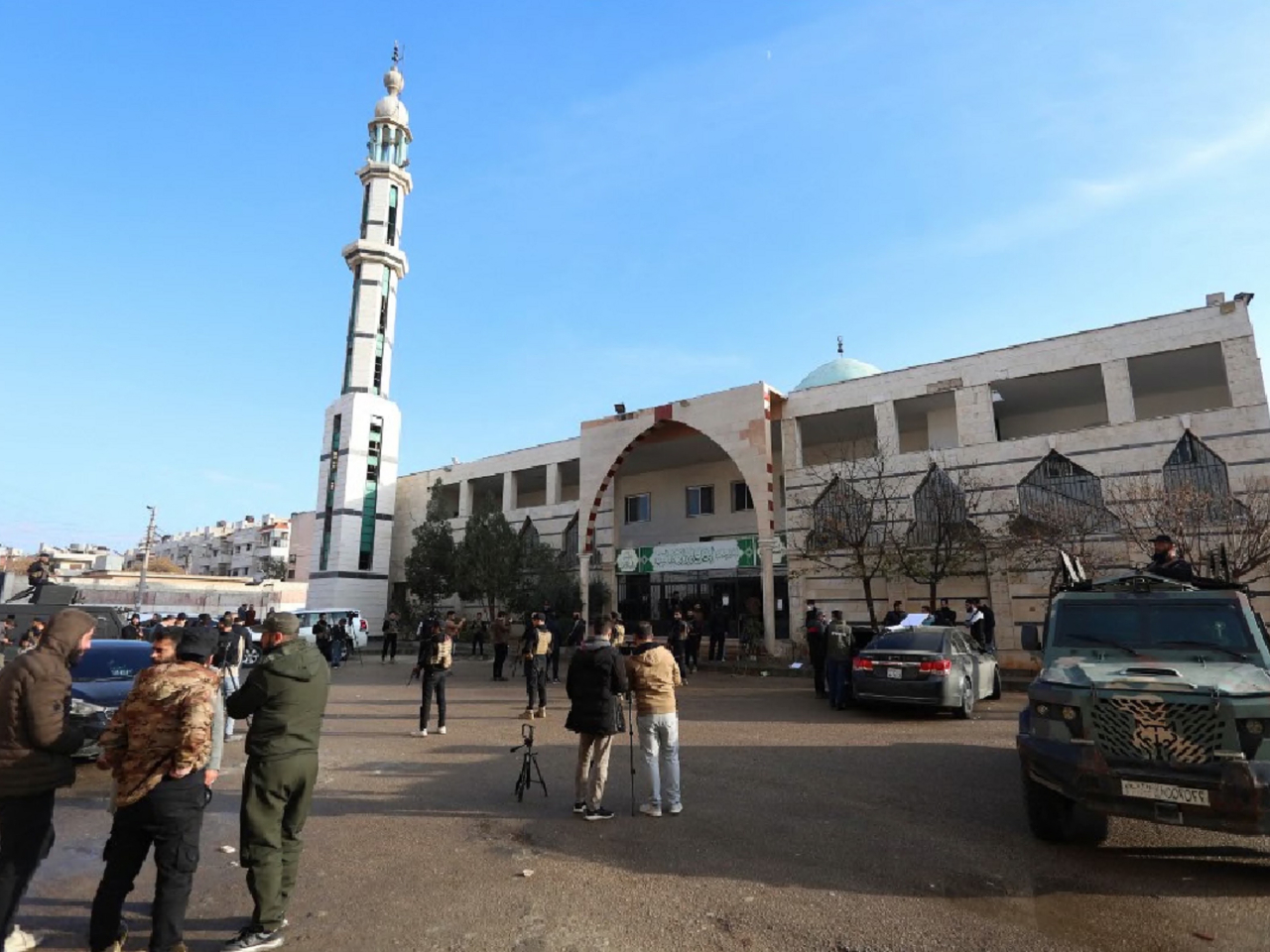 保安人員及傳媒聚集在發生恐怖襲擊的清真寺外。（法新社）