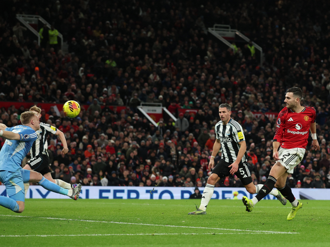 Manchester United withstood intense pressure to edge out Newcastle at Old Trafford. Phone: Reuters