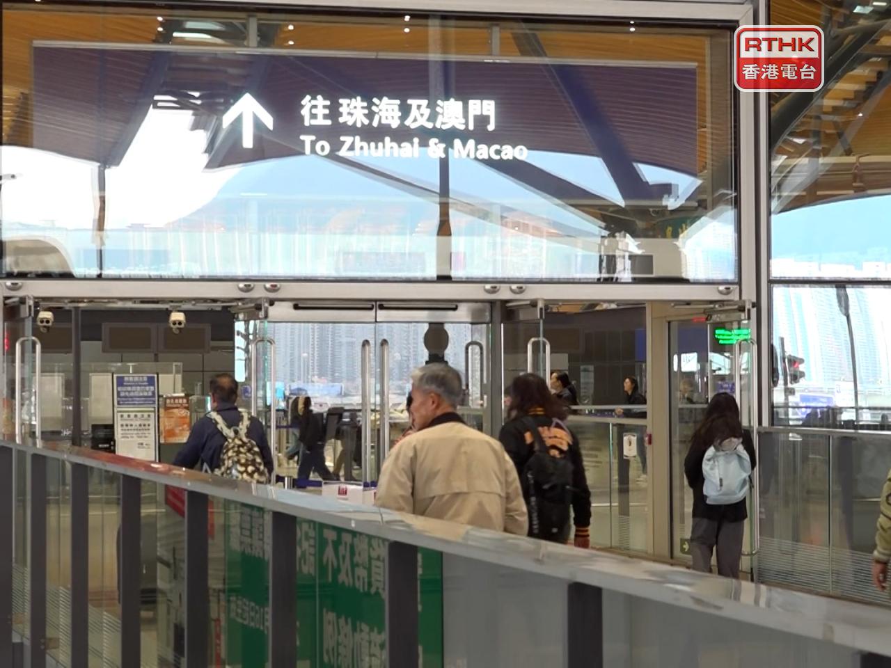 根據入境處數字，昨日共有超過118萬1千人次經各管制站出入境。（港台圖片）