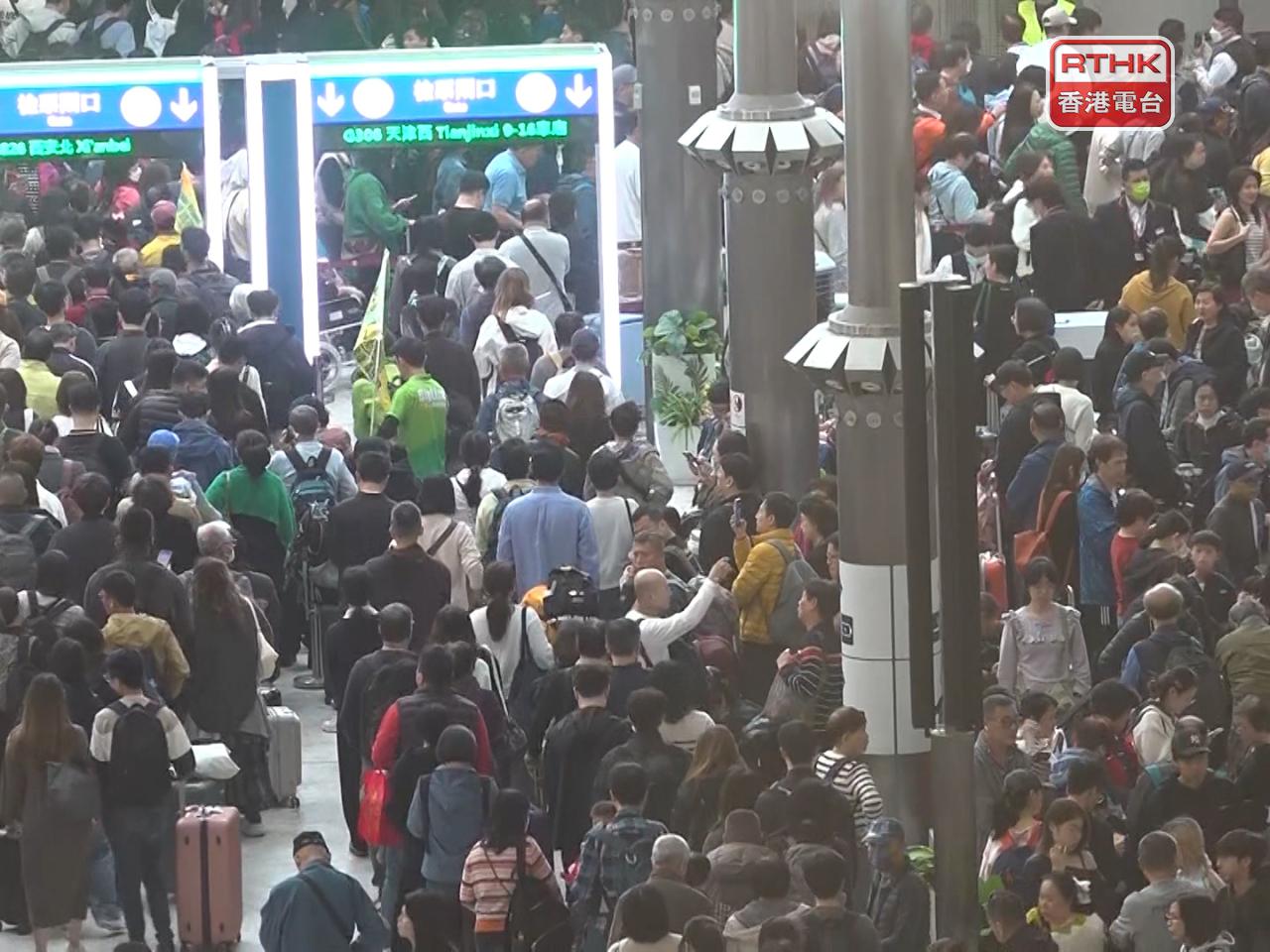 今日截至早上10時，有超過19萬6千人次經各管制站出入境。（港台圖片）