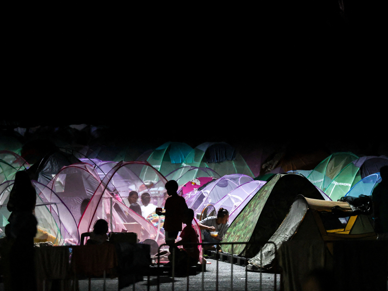 在兩國邊境附近，有民眾入住臨時帳篷。（路透社）