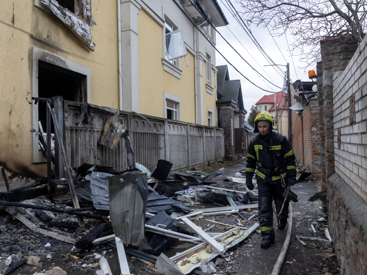 俄羅斯使用近500架無人機及約40枚導彈，大規模襲擊基輔等地。（路透社）