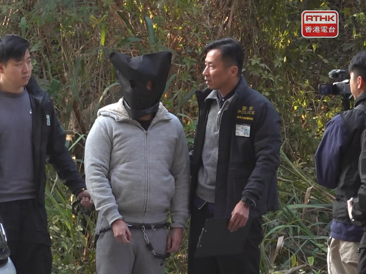 警方下午押解其中一名被捕男子到事發位置重組案情。（葉美薏攝）