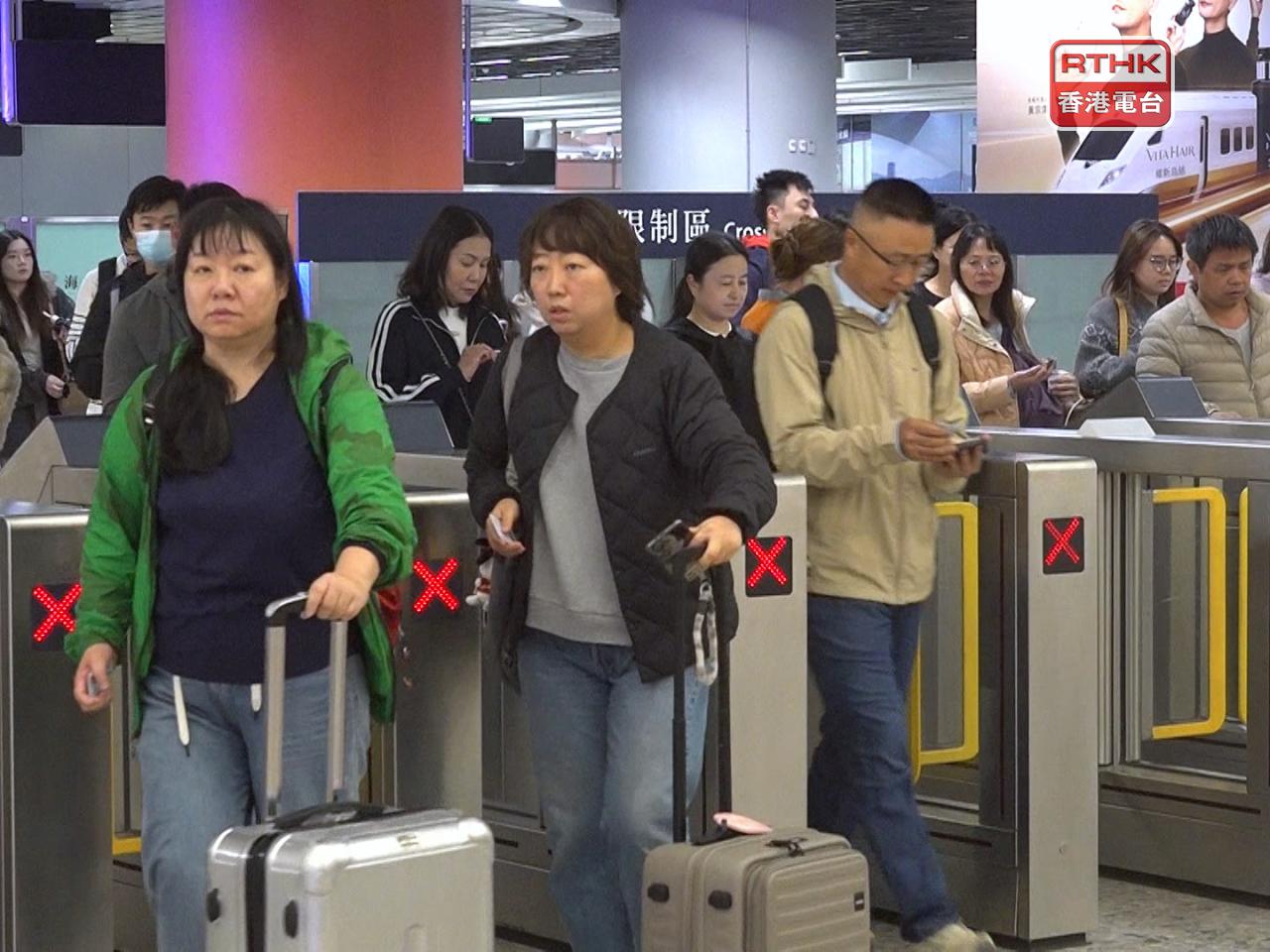 今日截至晚上9時，共有超過102萬5千人次經各管制站出入境。（港台圖片）