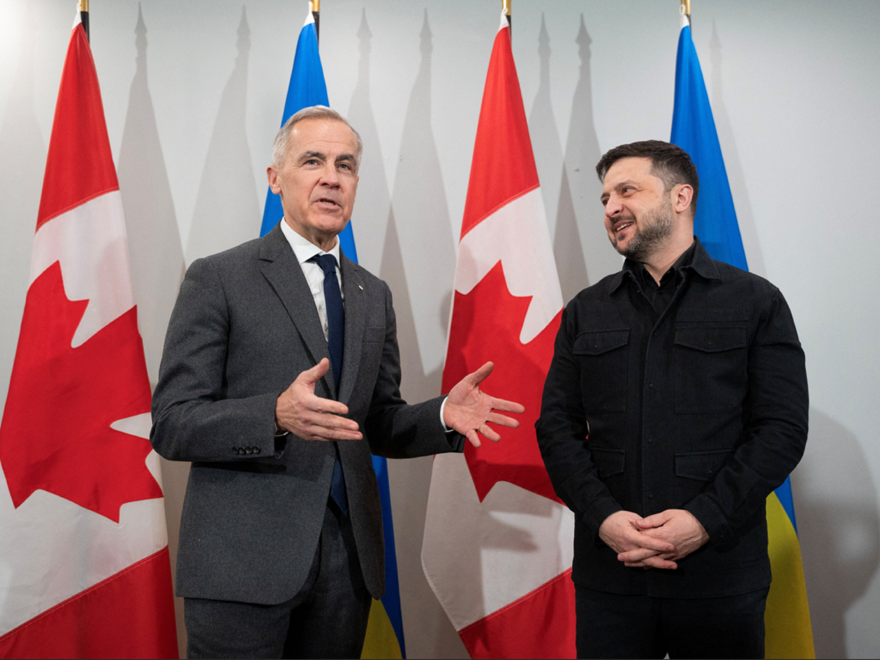 澤連斯基（右）與卡尼（左）在加拿大新斯科舍省會晤。（路透社）
