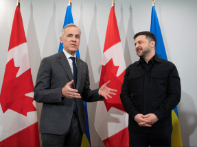 澤連斯基（右）與卡尼（左）在加拿大新斯科舍省會晤。（路透社）