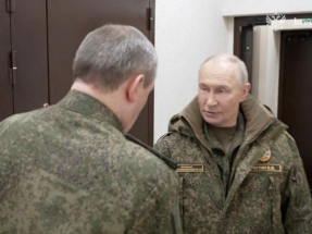 普京視察俄軍特別軍事行動某一所指揮中心，聽取報告。（路透社）