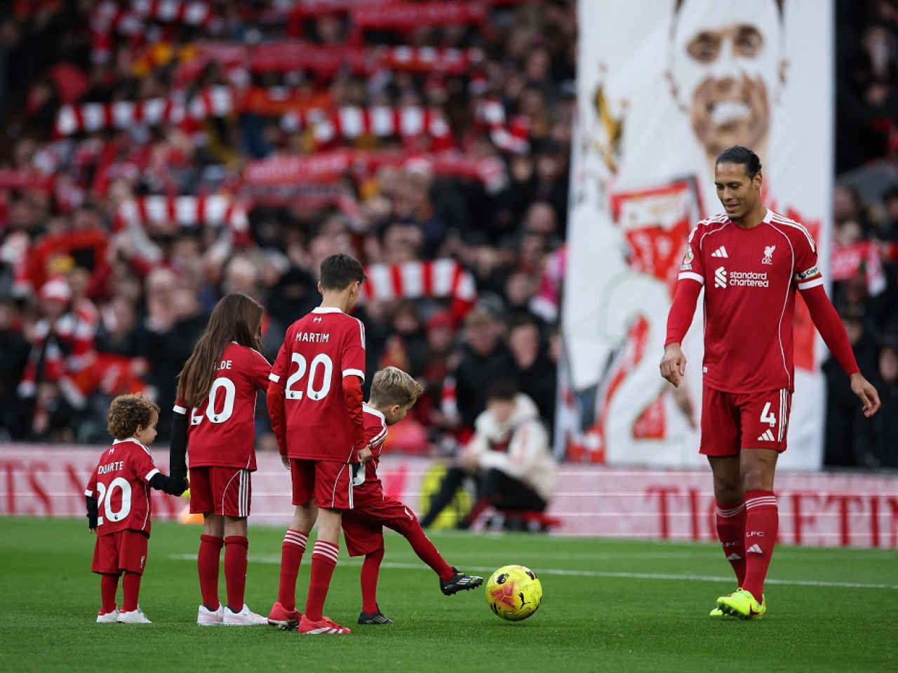 Virgil van Dijk with former player Diogo Jota's sons Dinis and Duarte. Photo: Reuters