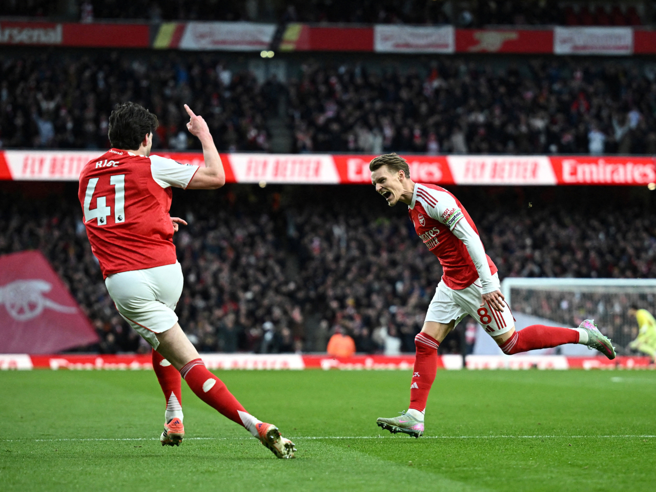 阿仙奴主場擊敗白禮頓，繼續排榜首。（路透社）