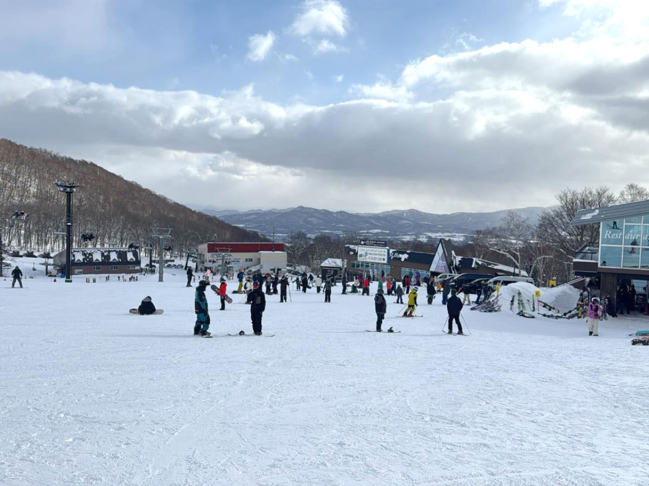 港人鄭先生表示，今早到二世古滑雪場，天氣明顯比昨日好轉有陽光，滑雪場有不少遊客。（市民提供）