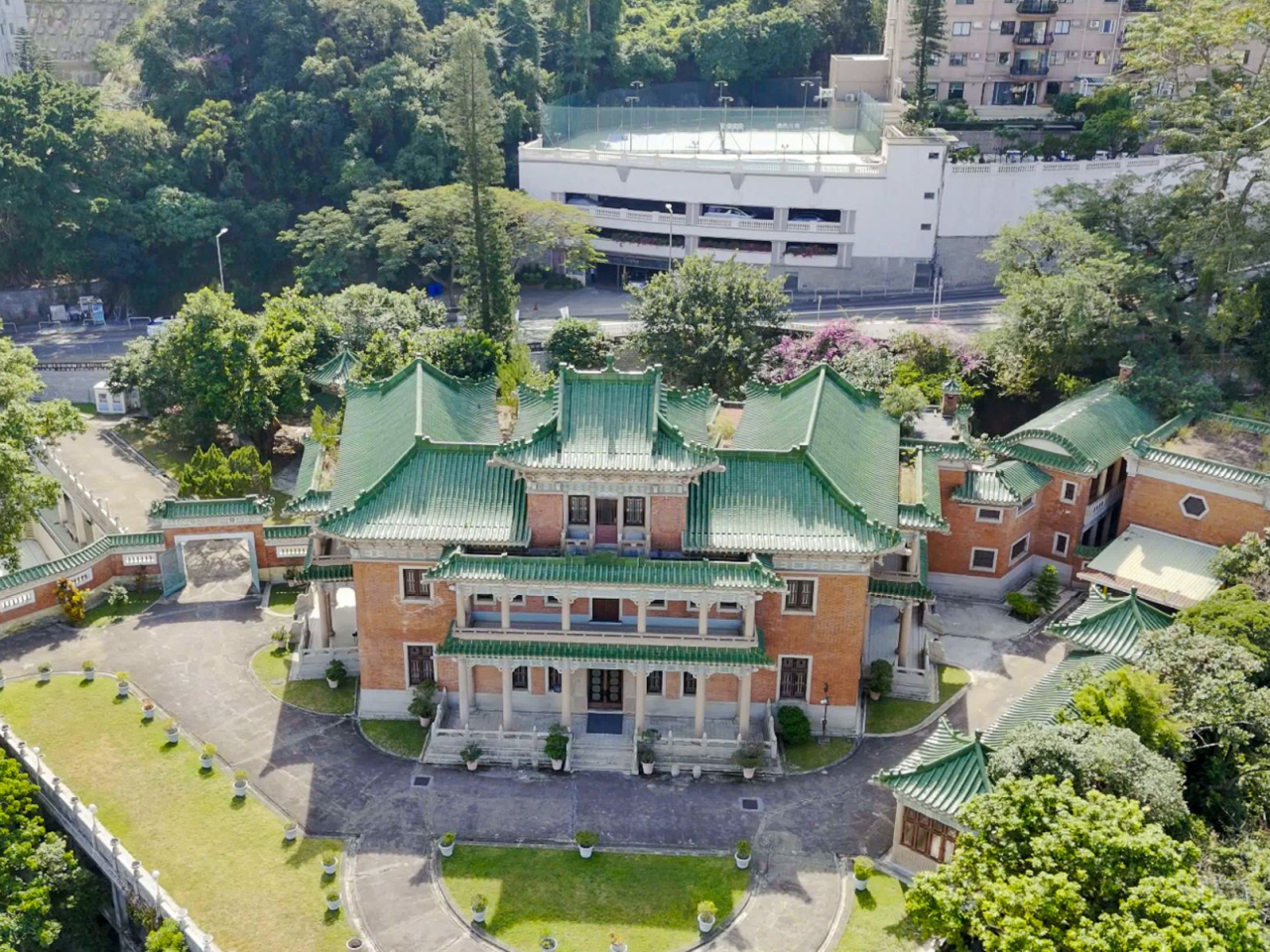 景賢里以西方建築材料鋼筋混凝土興建，內外裝飾則糅合中西特色，富麗堂皇，體現「中西結合、以中為主」的意念。（局長隨筆圖片）