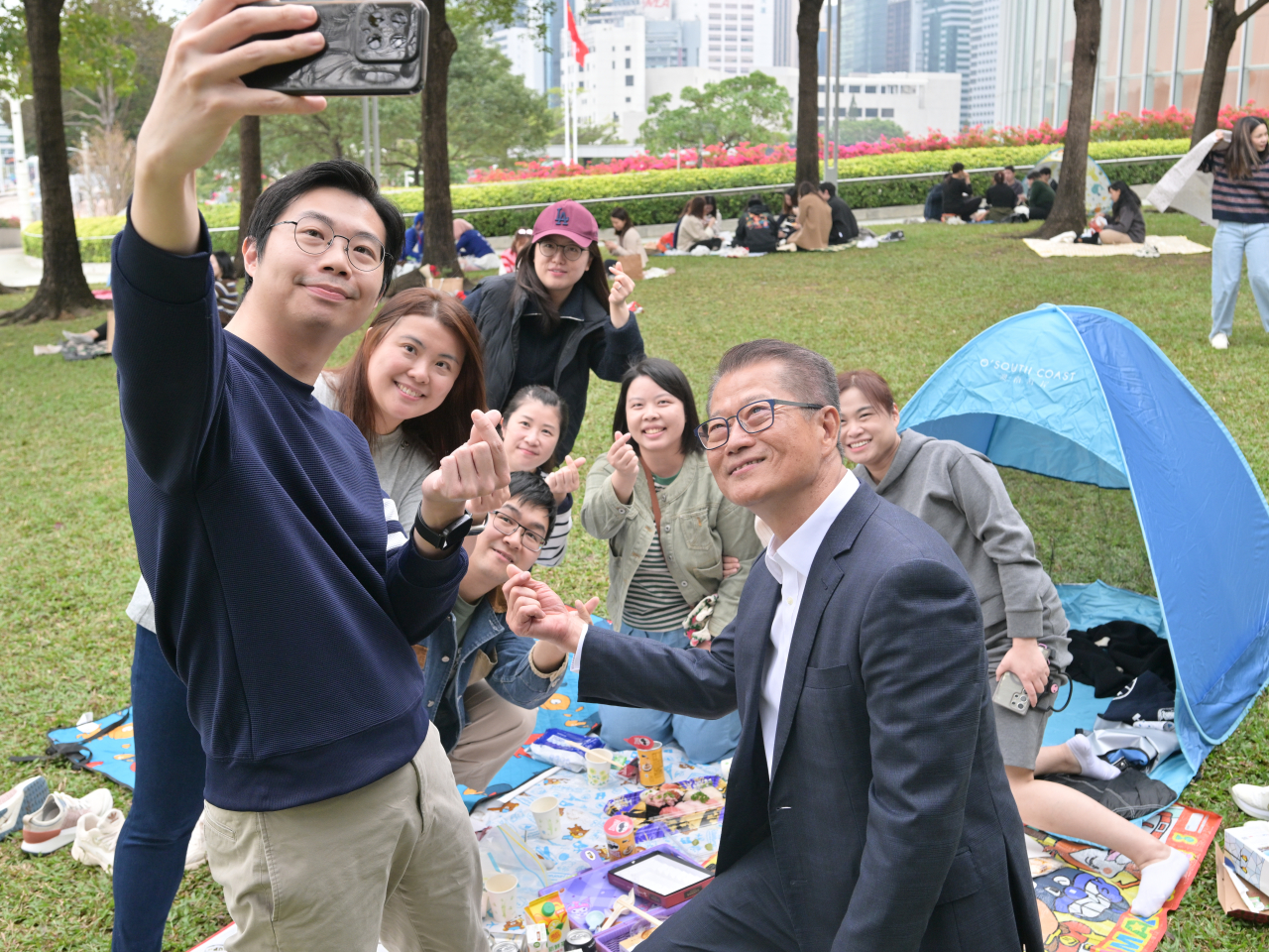 陳茂波趁聖誕前夕去到添馬公園與市民輕鬆交流。（司長網誌圖片）