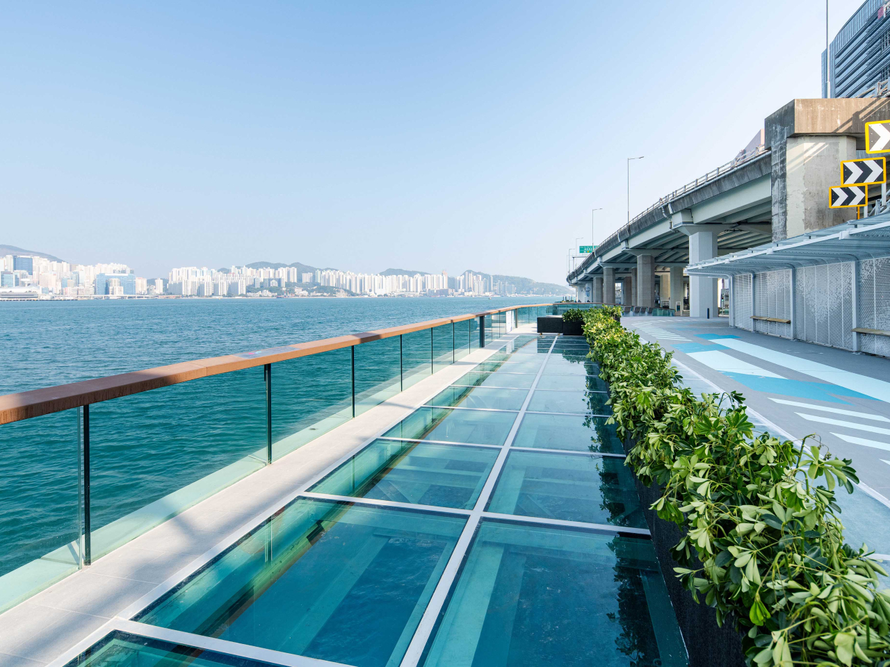 東段的體驗式玻璃觀景台，可讓遊人感受腳下的維港。（政府新聞處）