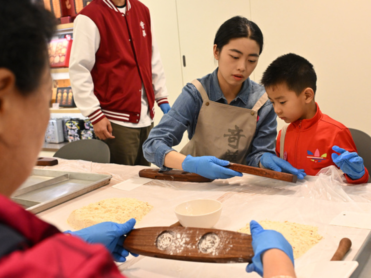 旅客有機會化身製餅師傅，親手製作杏仁餅。（政府新聞網）