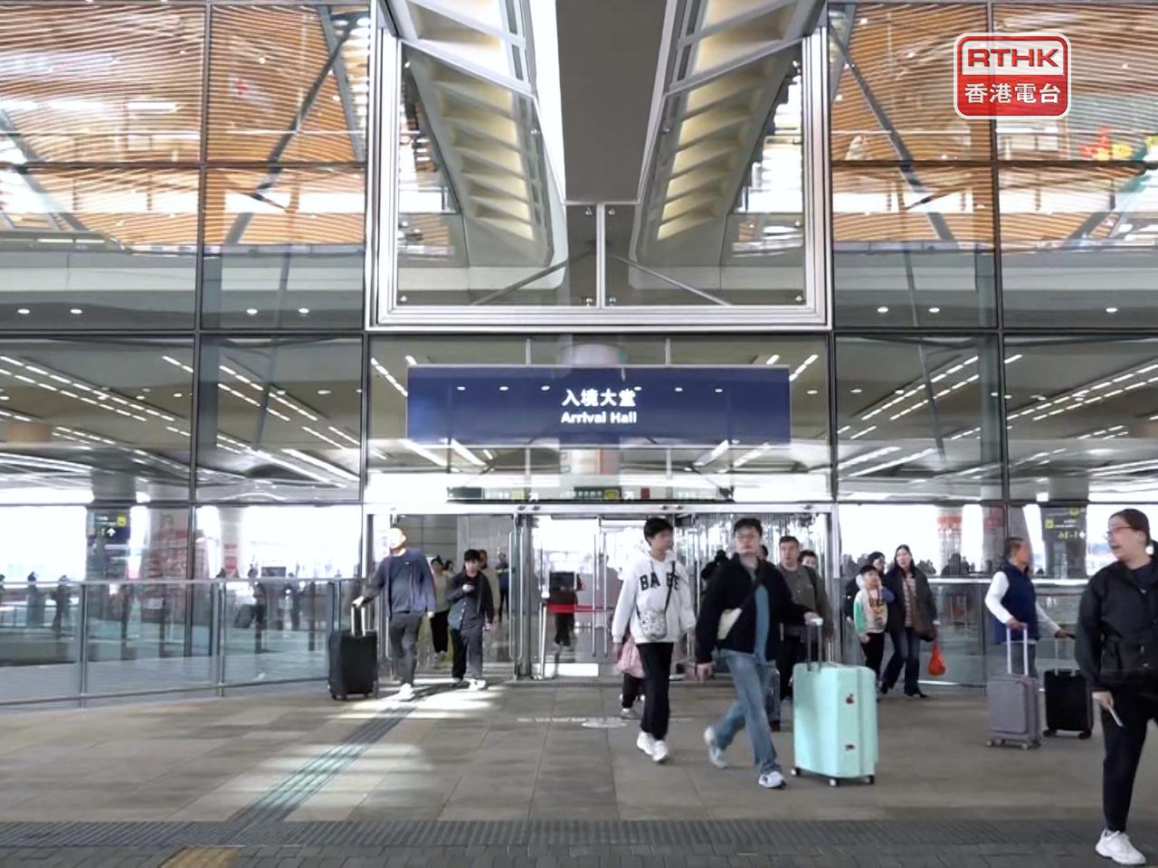 截至上午10時，有超過17萬人次經各管制站出入境，其中超過7萬5千多人次入境。（陳菀禧攝）