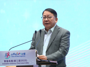 陳國基鼓勵學員繼續勇敢前行，不斷探索和嘗試。（梁禎祥攝）