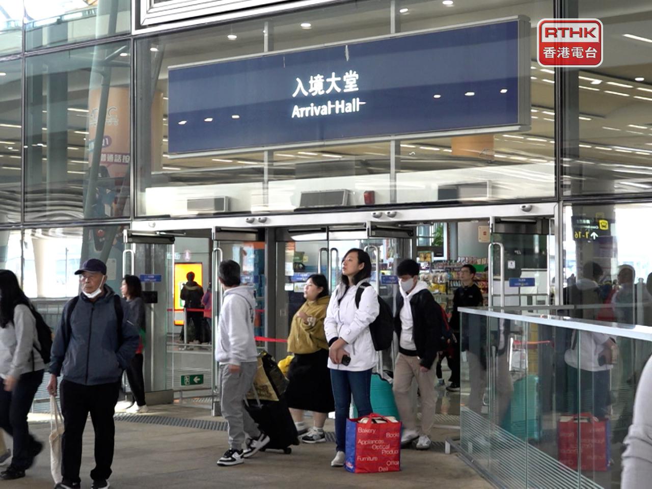 今日截至下午4時，共有超過58萬6千人次經各管制站出入境，出入境人數大約各佔一半。（陳菀禧攝）