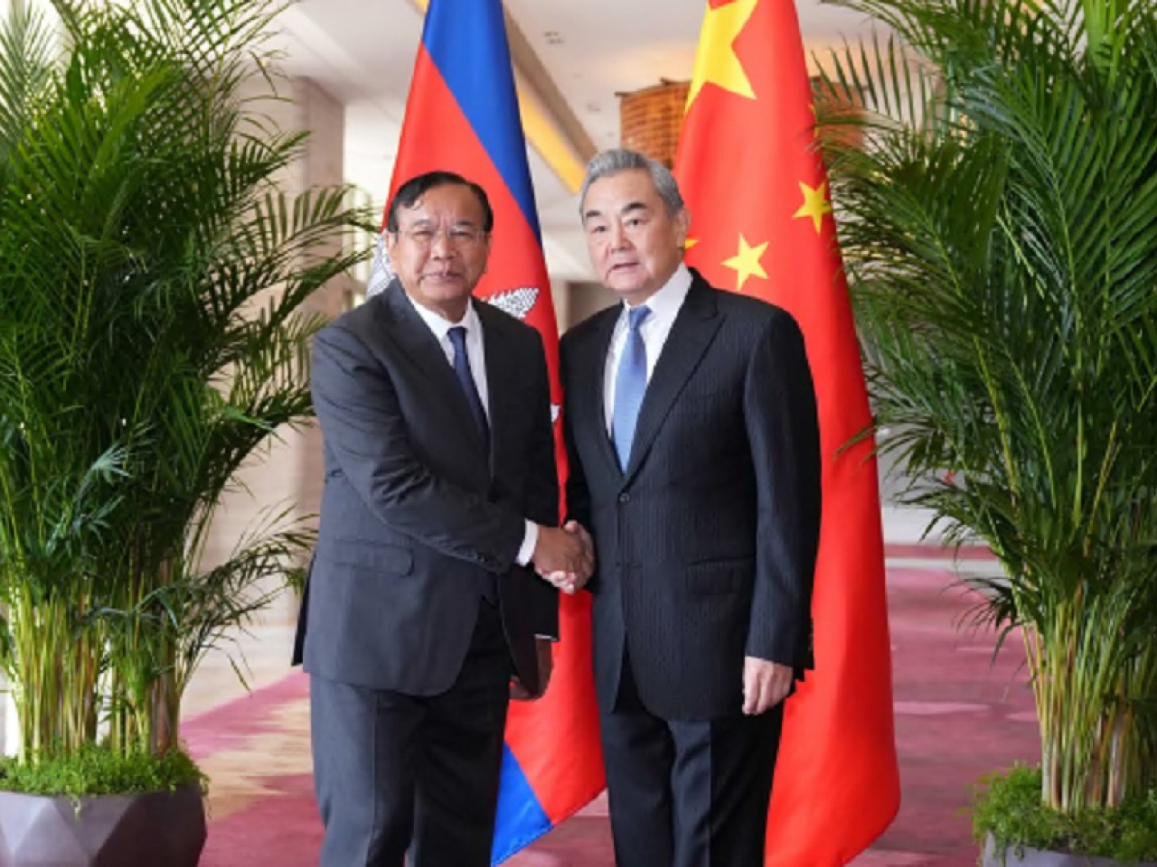 王毅在雲南玉溪與柬埔寨副首相兼外交大臣布拉索昆會面。（外交部網頁）