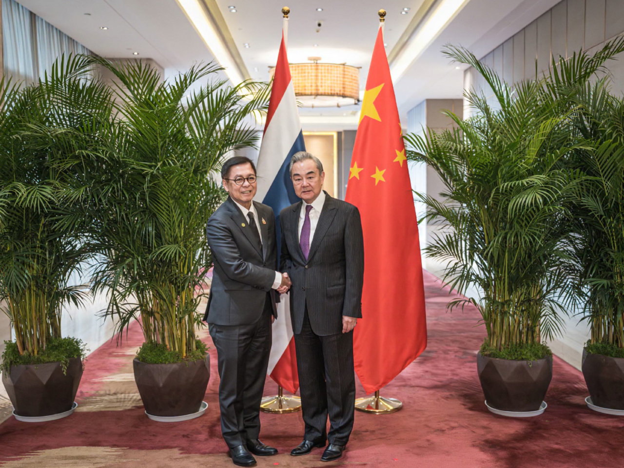 王毅昨日在雲南玉溪會見西哈薩。（新華社）