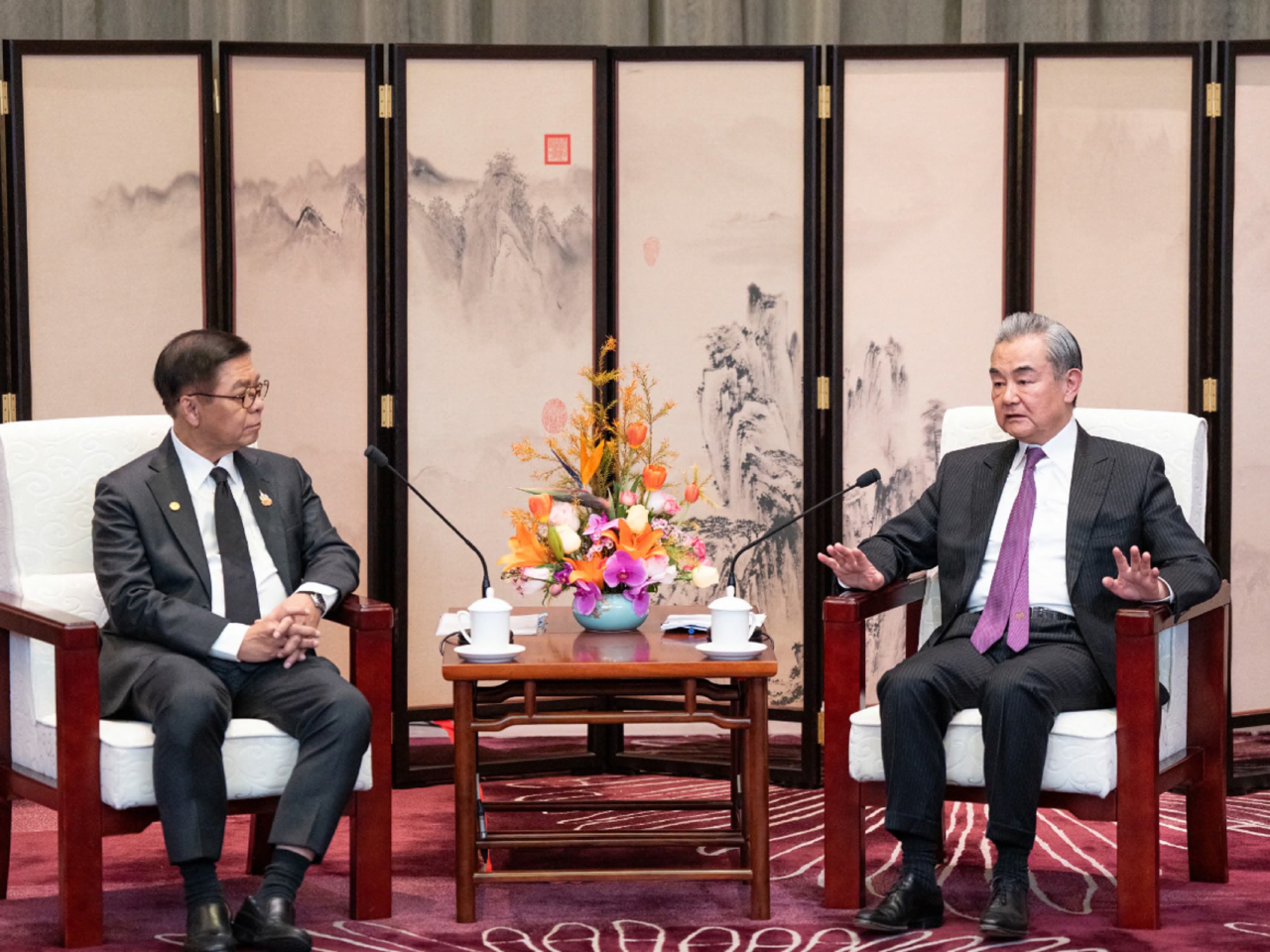 王毅請西哈薩轉達國家主席習近平對泰王哇集拉隆功的誠摯問候與新年祝福。（新華社）