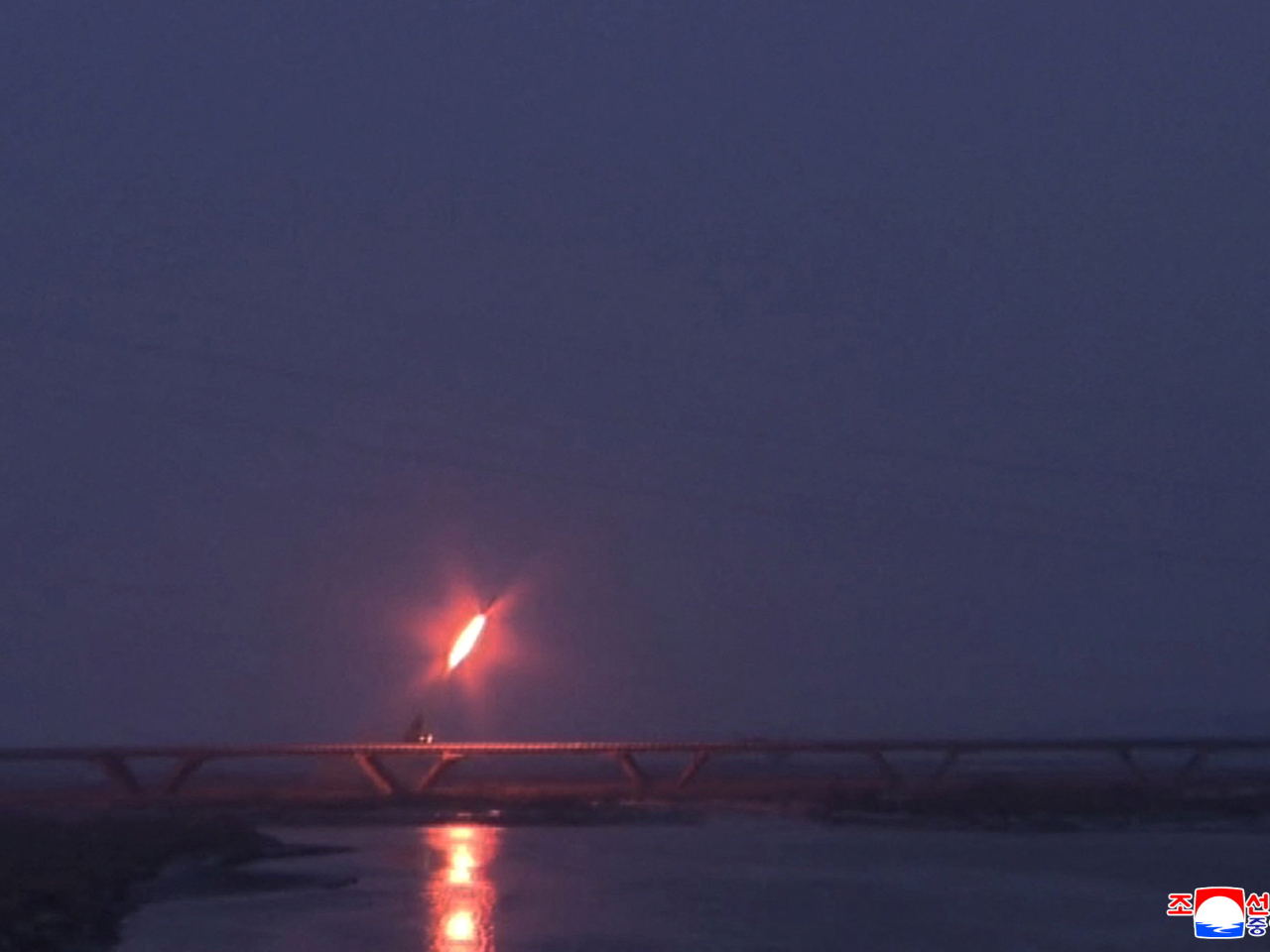 朝中社報道，朝鮮昨日在西部海域進行遠程戰略巡航導彈發射訓練，金正恩到場觀摩試射。（路透社）