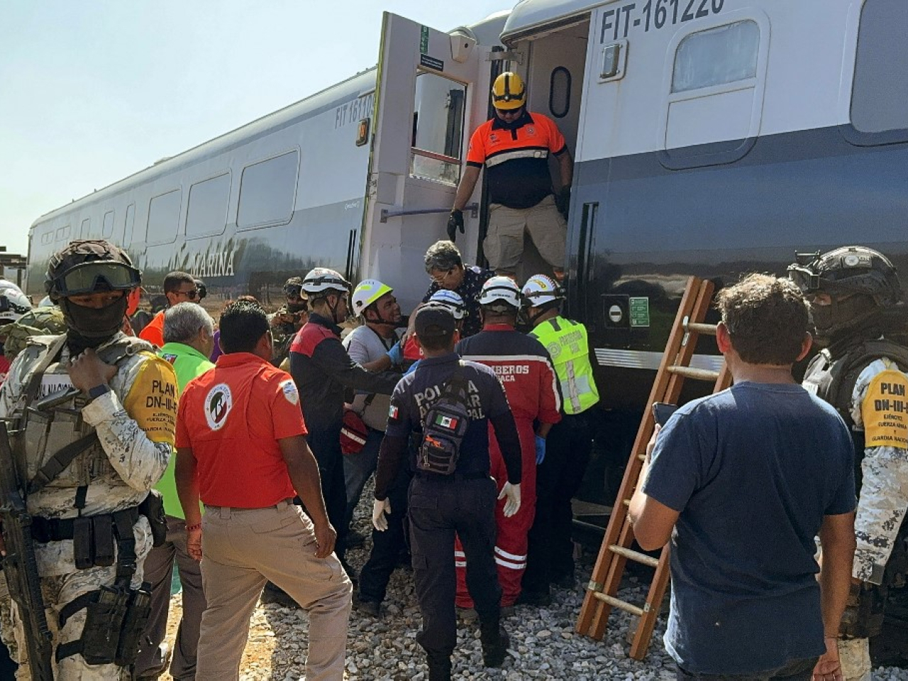 Mexican Army soldiers and Civil Protection members rescue passengers from the Interoceanic train that derailed in the Asuncion Ixtaltepec area on the route to Oaxaca. Photo: AFP