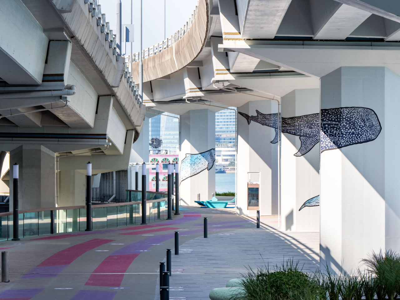 北角東岸板道東段今日起開放。其中一個多功能開放式空間，可供申請舉辦展覽、藝術和社區活動，本地藝術家在橋墩展示海洋生物圖案。（政府新聞處）