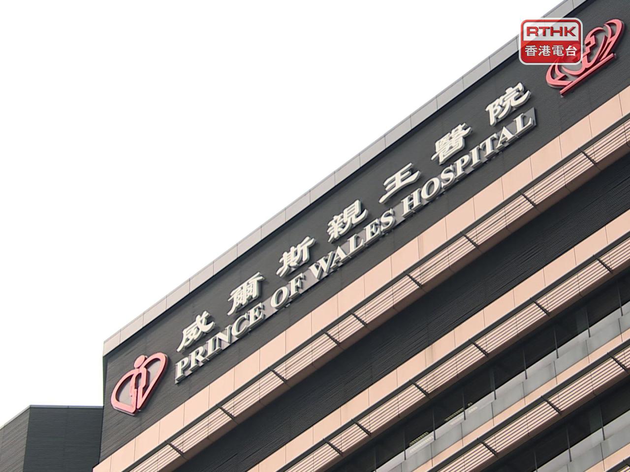 事主在一輛客貨車內暈倒，救護員到場為他急救，昏迷送往沙田威爾斯醫院。（港台圖片）