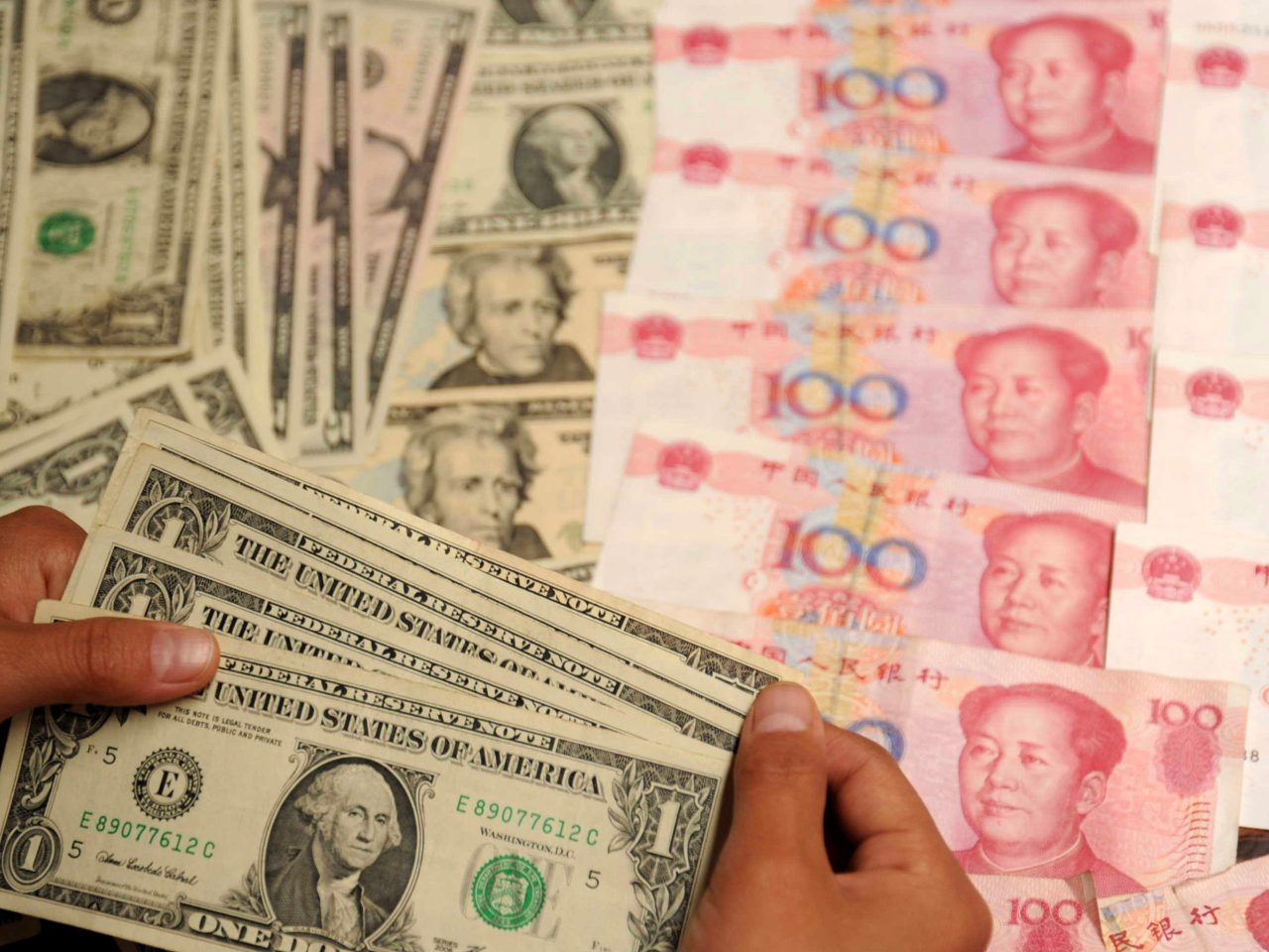 李若凡稱人民幣今輪升勢未見有足夠動力挑戰去年9月約6.9713兌1美元高位。（新華社資料圖片）