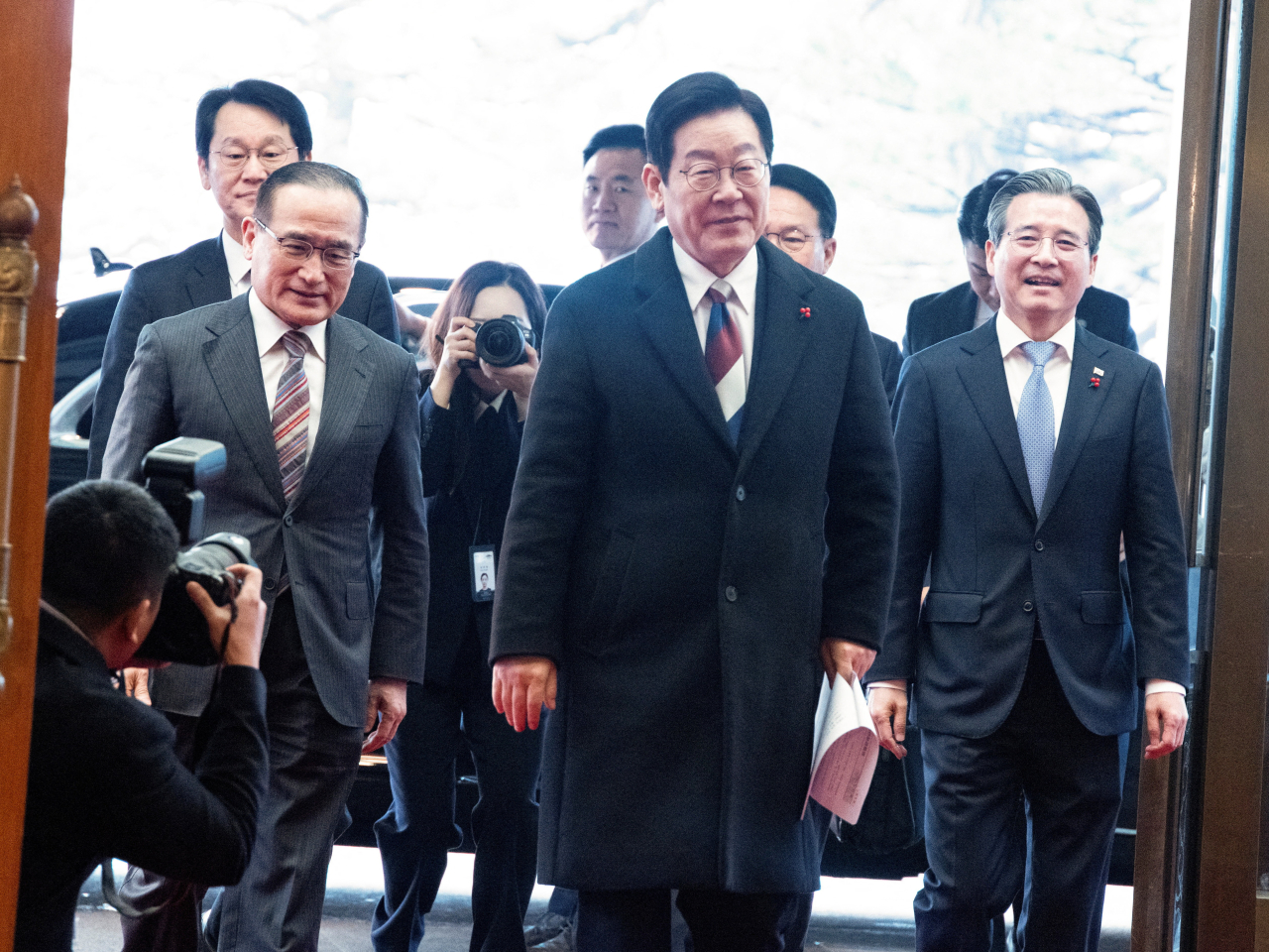 李在明上午抵達青瓦台辦公。(路透社)