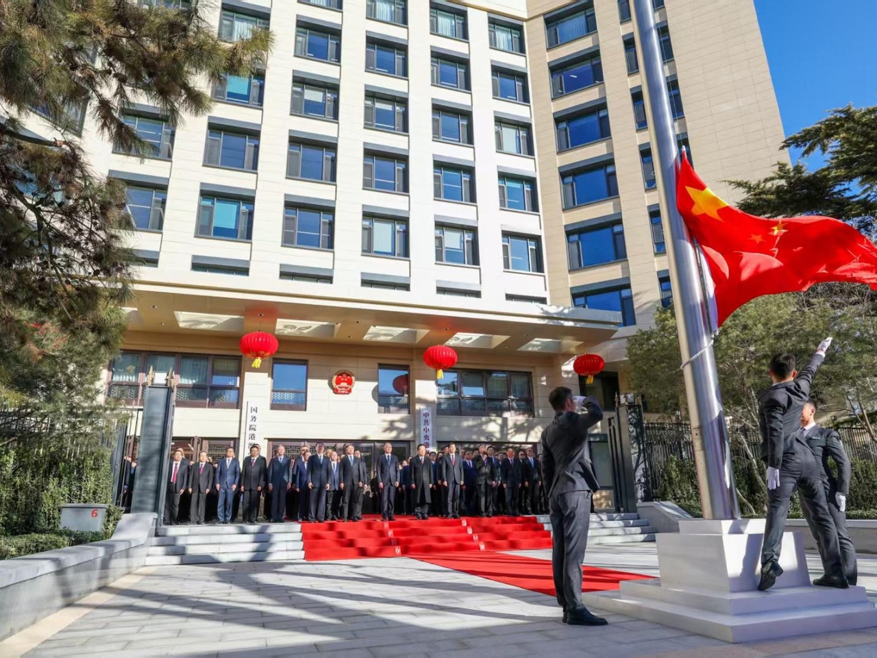 中共中央港澳工作辦公室、國務院港澳事務辦公室新辦公樓啟用，並舉行升國旗儀式。（國務院港澳辦）