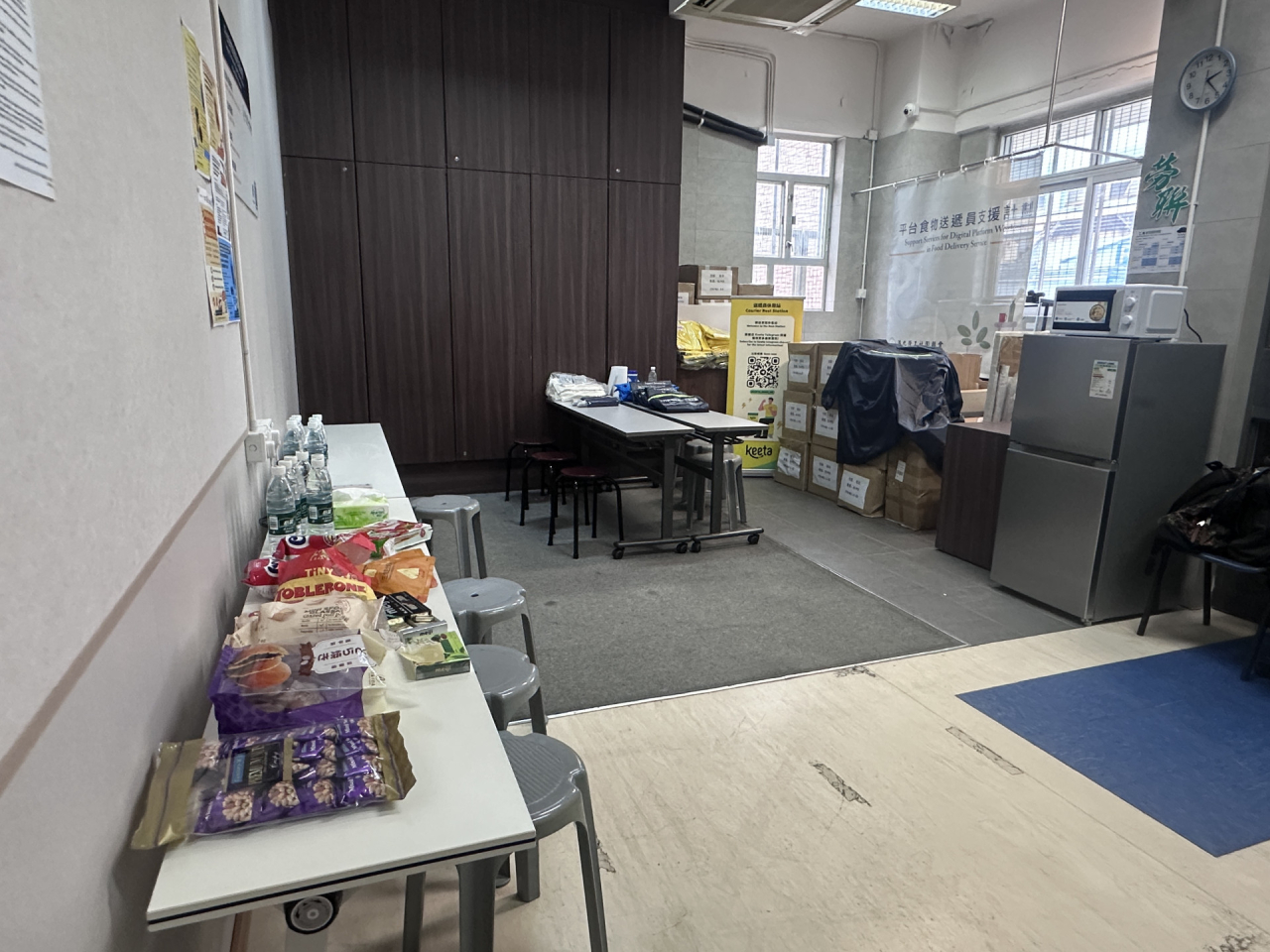 There's air-conditioning, WiFi connection and drinking water inside the dedicated lounge for delivery workers. Photo: RTHK