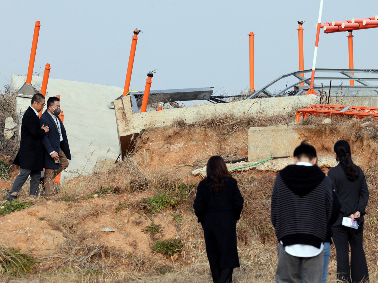 空難事件一周年，部分死者家屬在務安機場出席追悼活動。（路透社）