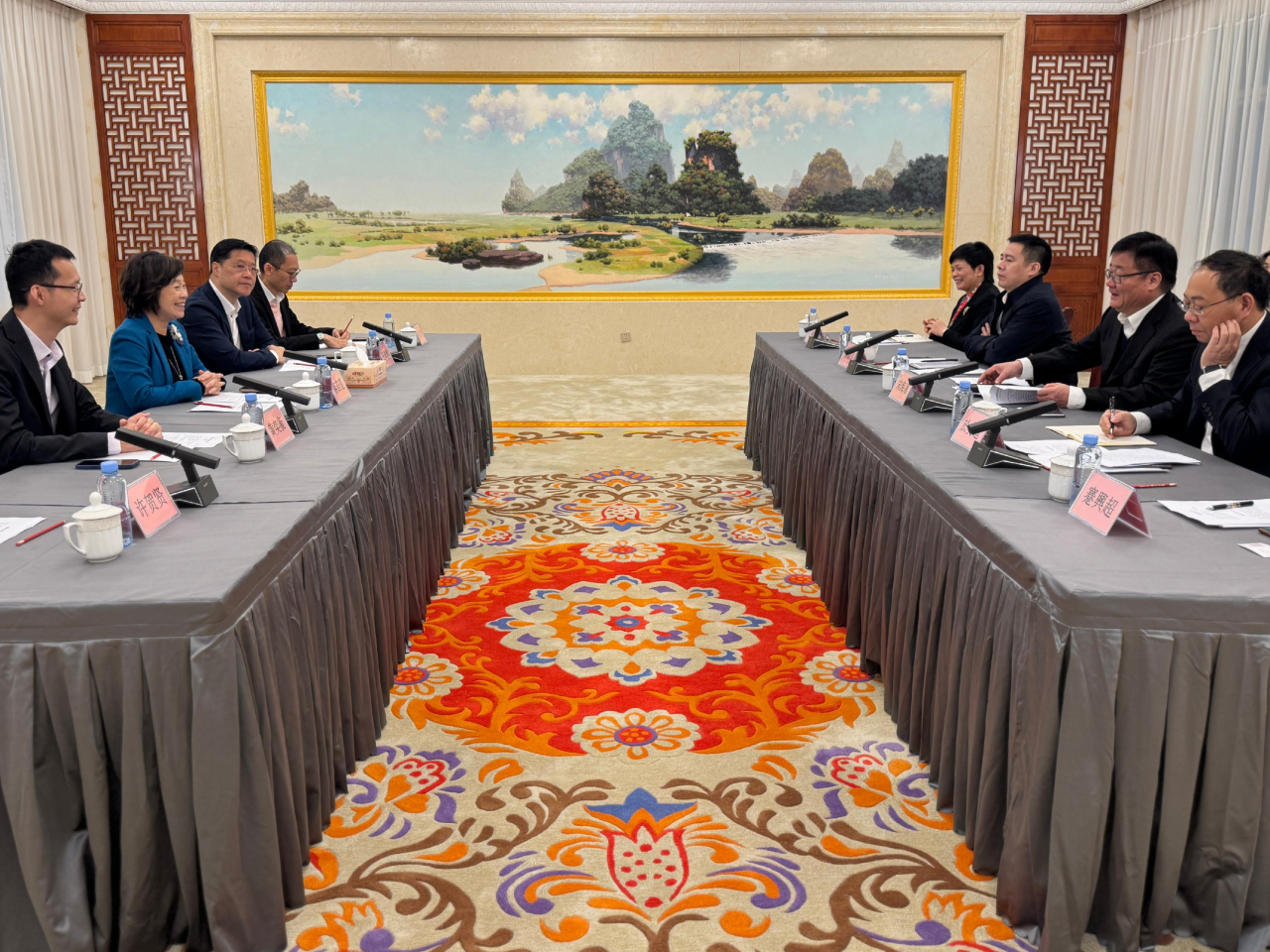 蔡若蓮（左二）在南寧與廣西壯族自治區教育廳以及院校代表會晤，了解當地教育的最新發展。（政府新聞處）