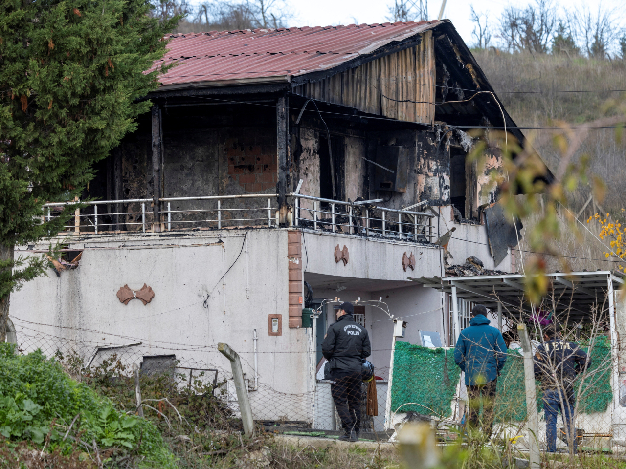 土耳其警方突襲西北部亞洛瓦省一棟住宅，建築物外牆損毀。（路透社）