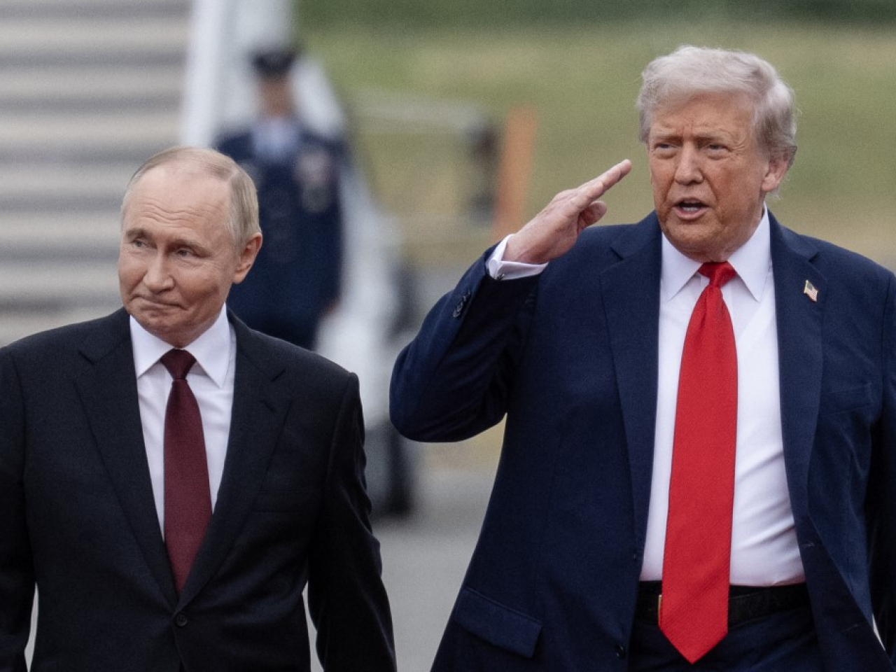 普京在通話中向特朗普表明，俄方將調整在烏克蘭問題上的立場。圖為兩人今年8月在美國阿拉斯加會面。（法新社資料圖片）